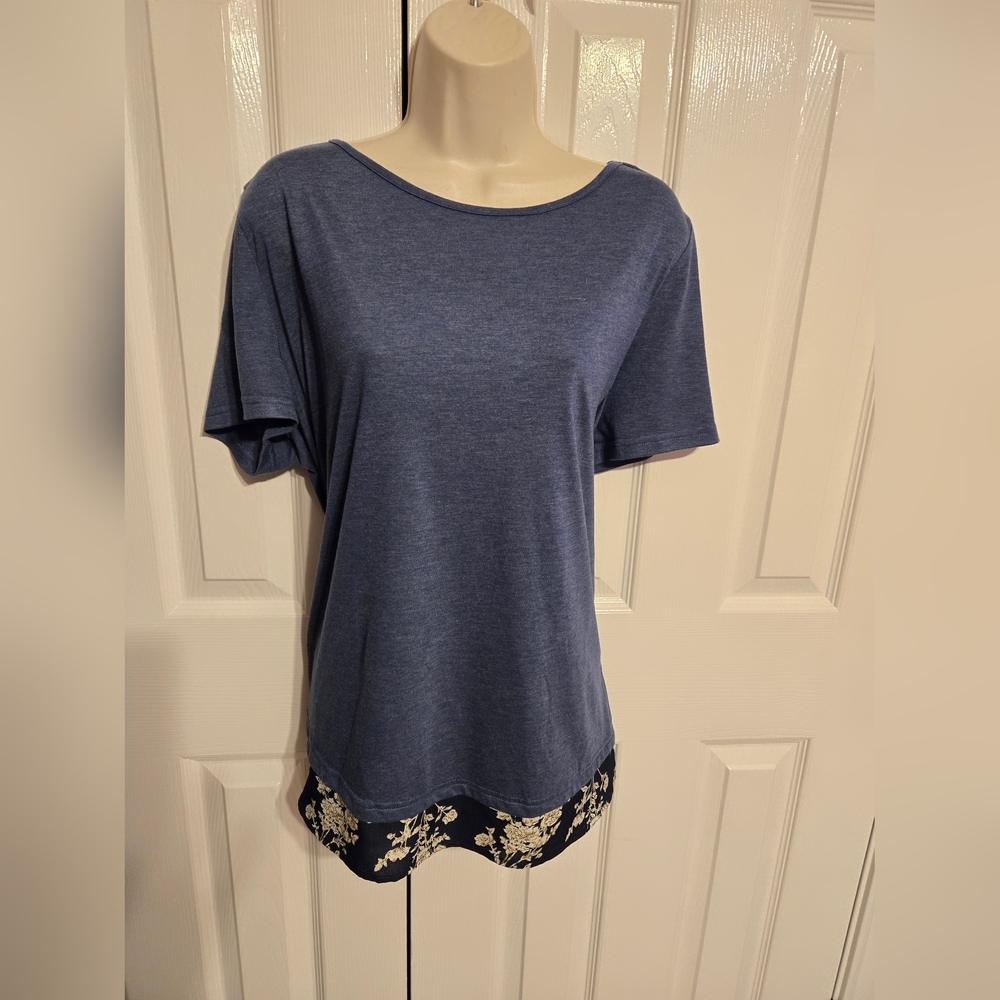 2014 Emery Rose brand blouse. Blue Floral Hem Women's Top